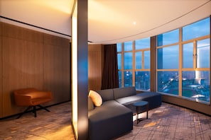 Business-Suite, Badewanne, Stadtblick (stay with ease) | Minibar, Schreibtisch, Verdunkelungsvorhänge, kostenloses WLAN