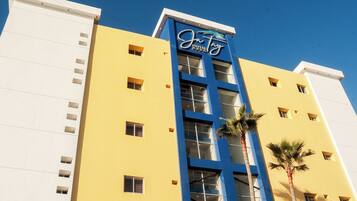 Vista frontal de la propiedad