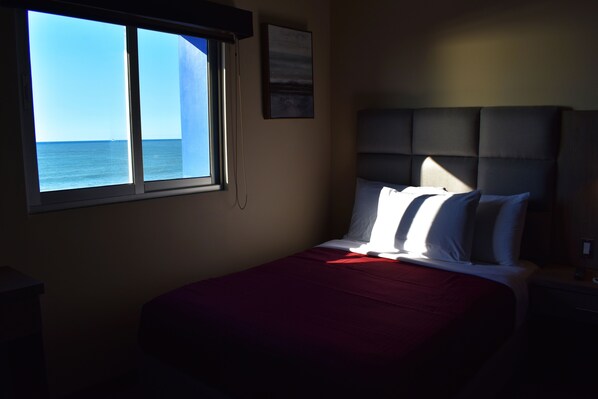 Chambre Double Confort | Rideaux occultants, Wi-Fi gratuit, draps fournis