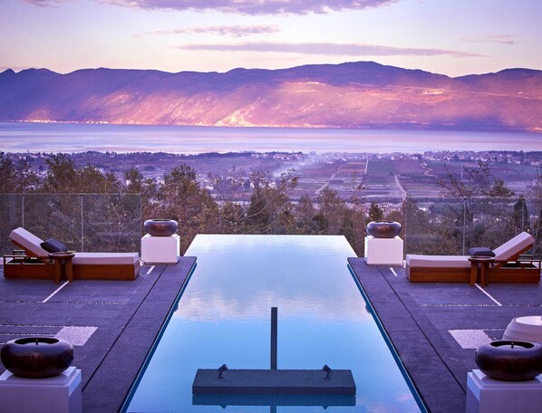 Una piscina al aire libre, sombrillas