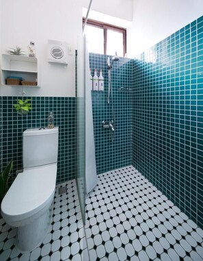 Douche, articles de toilette gratuits, sèche-cheveux, chaussons