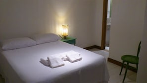 Chambre Deluxe, 1 très grand lit | Rideaux occultants, Wi-Fi gratuit, draps fournis