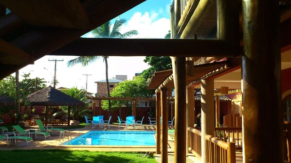 Piscina externa, funciona das 9h às 18h, guarda-sóis, espreguiçadeiras