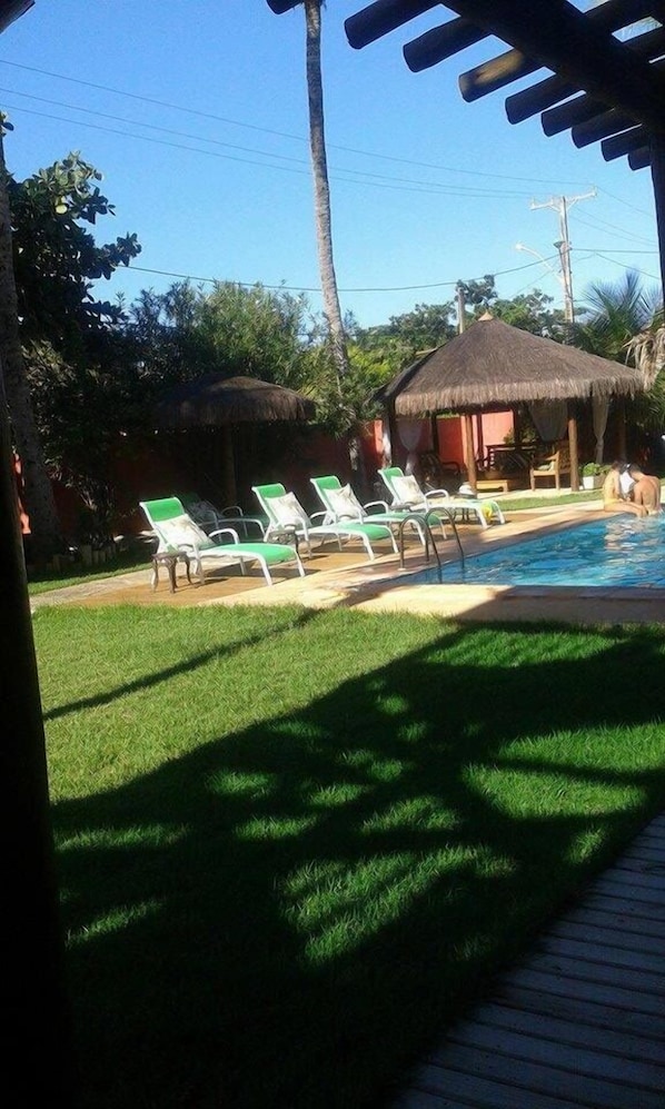 Piscine extérieure, parasols de plage, chaises longues