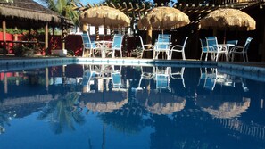 Piscine extérieure, parasols de plage, chaises longues