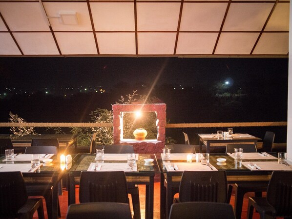 Breakfast and dinner served, Fusion cuisine