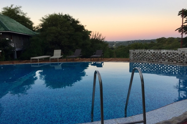 Piscina externa, funciona das 6h às 18h, guarda-sóis, espreguiçadeiras