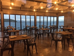 Breakfast, lunch and dinner served - De'Anchor (Ko Sichang)