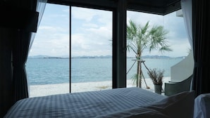 Deluxe Double Room with Seaside View   | วิวจากห้องพัก