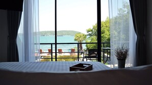 Deluxe Double Room with Seaview | มินิบาร์, ตู้นิรภัยในห้องพัก, ผ้าม่านกันแสง, Wi-Fi ฟรี