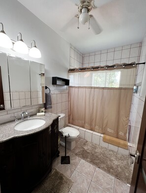 家庭公寓, 多张床, 无烟房 | 浴室 | 淋浴设施、旋水按摩花洒、免费洗浴用品、吹风机