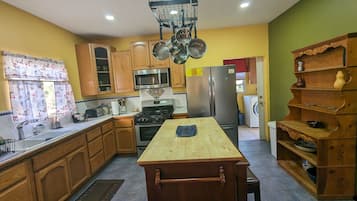 Family Apartment, Multiple Beds, Non Smoking | Private kitchen | Fridge, microwave, oven, stovetop