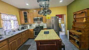 Family Apartment, Multiple Beds, Non Smoking | Private kitchen