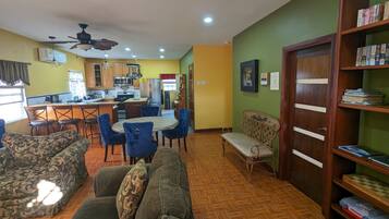 ํจ๋ฐ๋ฆฌ ์ํํธ, ์นจ๋(์ฌ๋ฌ ๊ฐ), ๊ธ์ฐ | ๊ฑฐ์ค ๊ณต๊ฐ | TV