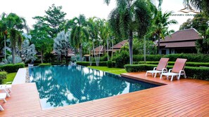 Outdoor pool, free pool cabanas, pool loungers - Nai Harn Grand Villa (Rawai)