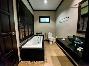 2-Bedroom Pool Villa | Badezimmer | Badewanne und Dusche (separat), Komfortbadewanne, Regendusche