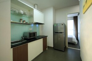 Frigorifero, microonde, piano cottura, bollitore elettrico