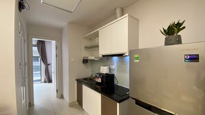 Deluxe Apartment, 1 Bedroom | Private kitchen | Fridge, microwave, stovetop, electric kettle - Thao Dien Service Apartment (Ho Chi Minh City)