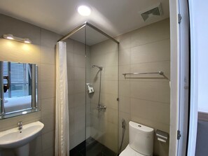 Deluxe-Apartment, 1 Schlafzimmer | Badezimmer | Dusche, kostenlose Toilettenartikel, Haartrockner, Hausschuhe