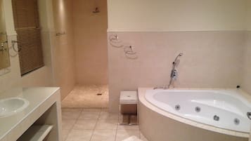 Quarto casal executivo, banheiro privativo, vista para o jardim | Cofres nos quartos, individualmente mobiliados