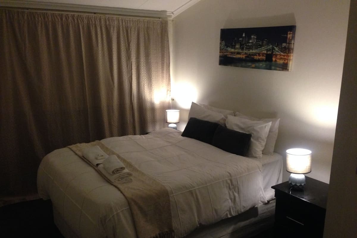 Suite estudio clásica, baño privado, vistas al jardín | Caja fuerte, tabla de planchar con plancha, cunas gratuitas