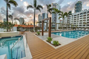 Outdoor pool, sun loungers - Qube Broadbeach (Broadbeach)
