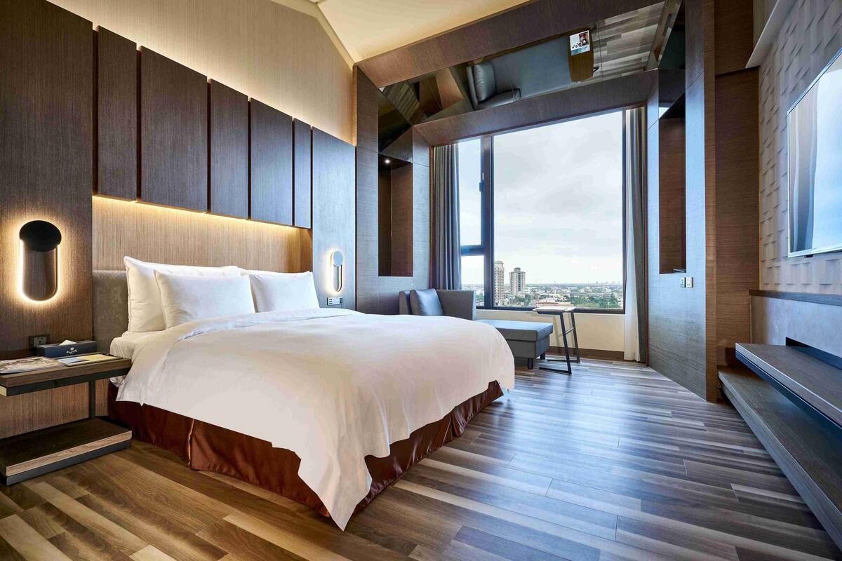 superior double room | premium bedding, down duvets, pillow-top beds, minibar