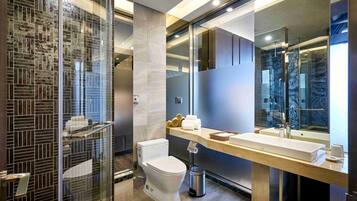 Superior Double Room | Bathroom | Free toiletries, hair dryer, slippers, bidet