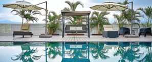 Una piscina al aire libre de temporada