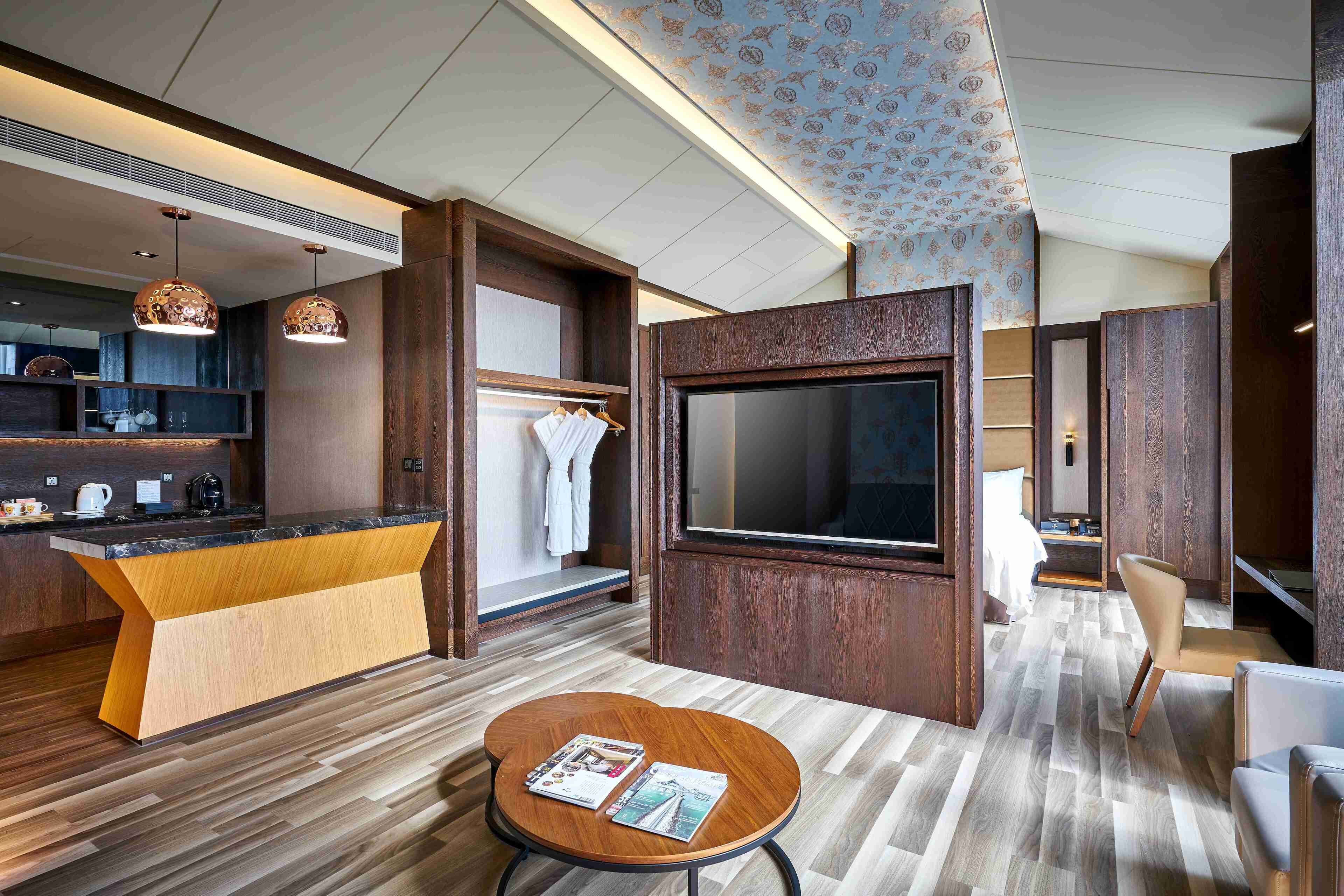 vip suite double room | premium bedding, down duvets, pillow-top beds, minibar