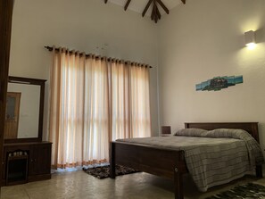 Triple Room | Desk, soundproofing, iron/ironing board, free WiFi