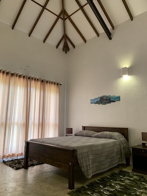 Escritorio, sistema de insonorización y tabla de planchar con plancha