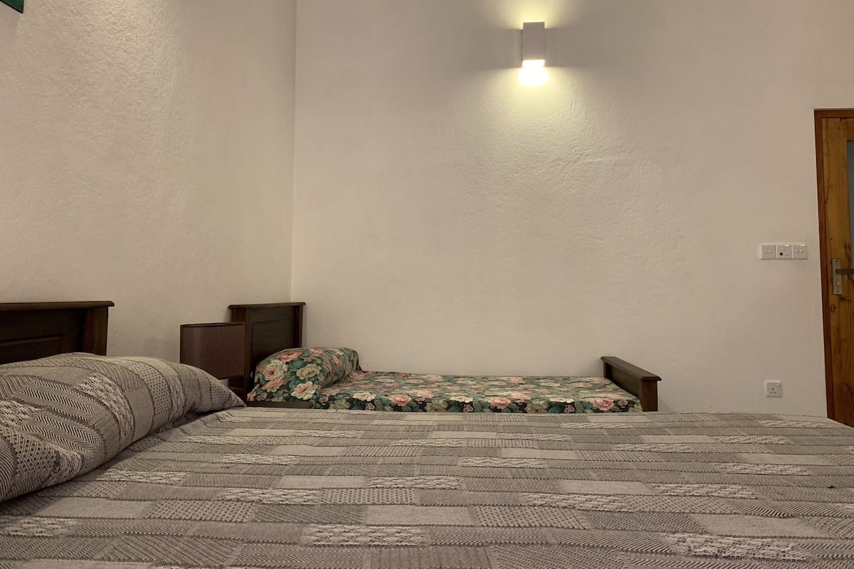 Triple Room | Desk, soundproofing, iron/ironing board, free WiFi