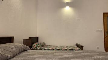 Triple Room | Desk, soundproofing, iron/ironing board, free WiFi