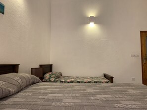 Triple Room | Desk, soundproofing, iron/ironing board, free WiFi