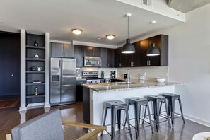 公寓 | 私人廚房 | 大型冰箱、微波爐、烤箱、爐台