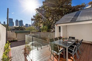 Outdoor dining - ❤Modern Heritage Terrace. City Views. Downtown. 2 BR (Darlinghurst)
