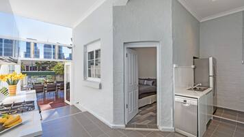 Full-size fridge, microwave, oven, stovetop