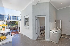 Full-sized fridge, microwave, oven, stovetop