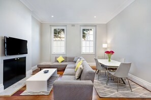 LED TV, Netflix, streaming services, stereo