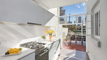 Full-sized fridge, microwave, oven, stovetop