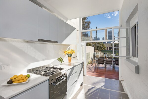 Full-sized fridge, microwave, oven, stovetop