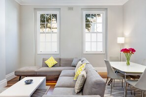 LED TV, Netflix, streaming services, stereo - ❤Modern Heritage Terrace. City Views. Downtown. 2 BR (Darlinghurst)