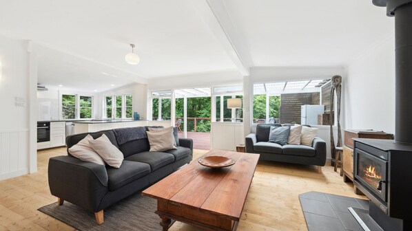 Smart TV, fireplace, DVD player, books - In the Blue | Romantic getaway for two with slow combustion fireplace (Blackheath)