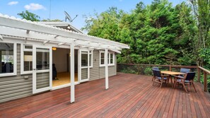 Outdoor dining - In the Blue | Romantic getaway for two with slow combustion fireplace (Blackheath)