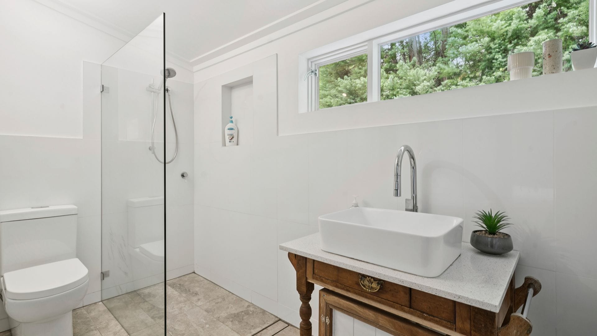 Combined shower/bathtub, free toiletries, hair dryer, towels