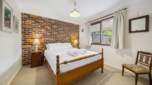 4 bedrooms, iron/ironing board, free WiFi, bed sheets