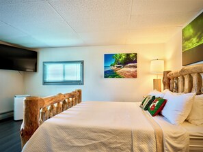 4 bedrooms, memory-foam beds, desk, iron/ironing board - North Pole Christmas, Michigan Spectacular Lake Superior, Grand Island View! (Christmas)