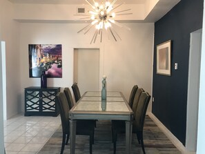 Dining - Selah 5th Avenue City Home in Miami Close to Design District, Wynwood #artbasel (Miami)