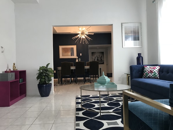 Televisión, chimenea y libros 